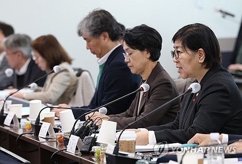 발언하는 정은경 장관