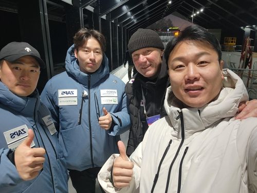 IBSF ITP & 월드컵 찾아 우리 선수단과 함께한 원윤종 IOC 선수위원 후보(오른쪽).