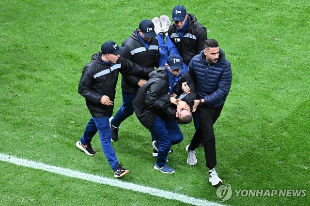 세네갈 팬들의 그라운드 난입을 막다가 다친 보안 요원