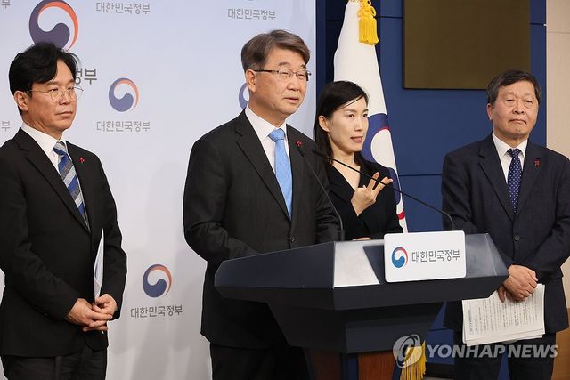 발언하는 김지형 경제사회노동위원장