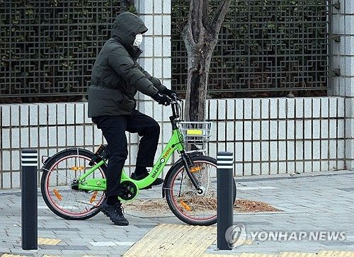 한파 속 거리 오가는 시민의 모습