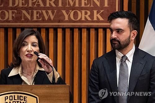 호컬 뉴욕주지사(왼쪽)와 맘다니 뉴욕시장