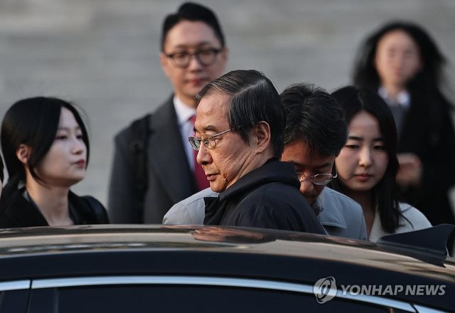 결심 공판 마치고 차량 탑승하는 한덕수