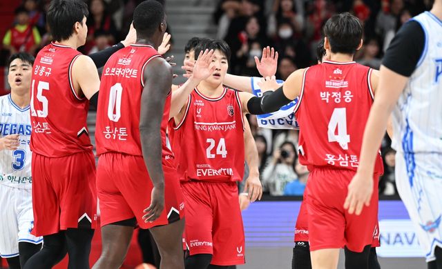 하이파이브 하는 문유현(24)