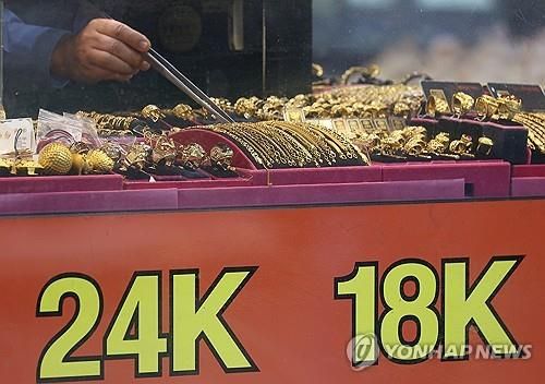 서울 시내 한 금은방에 진열된 금 제품