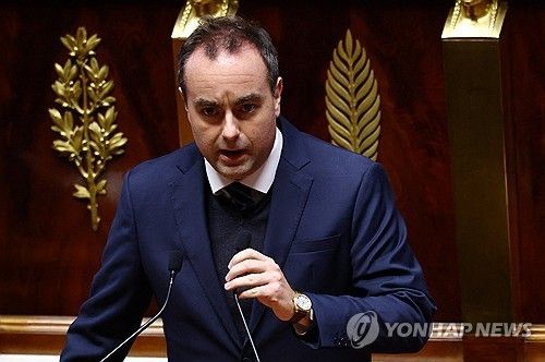 20일 헌법 특별조항 발동하는 세바스티앵 르코르뉘 프랑스 총리 