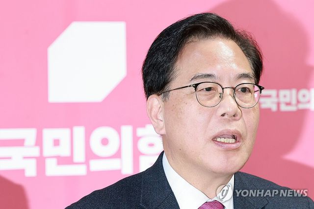 현안 관련 백브리핑하는 송언석 원내대표
