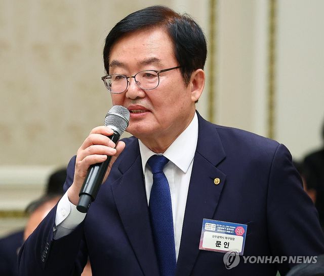 정책건의 하는 문인 광주 북구청장