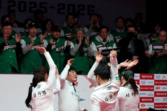 4차전 승리 후 환호하는 하나카드 선수들