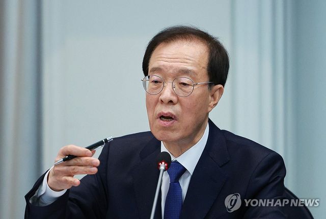 토론회 참석한 이석연 위원장