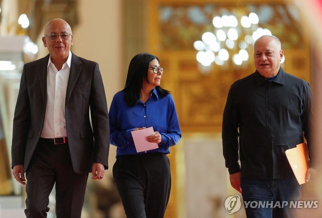 베네수엘라 호르헤 로드리게스 국회의장(왼쪽부터), 델시 로드리게스 임시 대통령, 디오스다도 카베요 내무장관