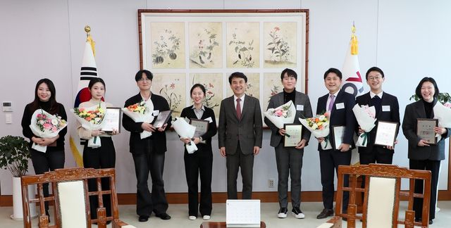 국회 관계관들에게 감사패 전달