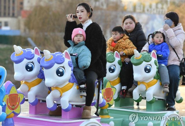 중국 안후이성 푸양의 어린이들