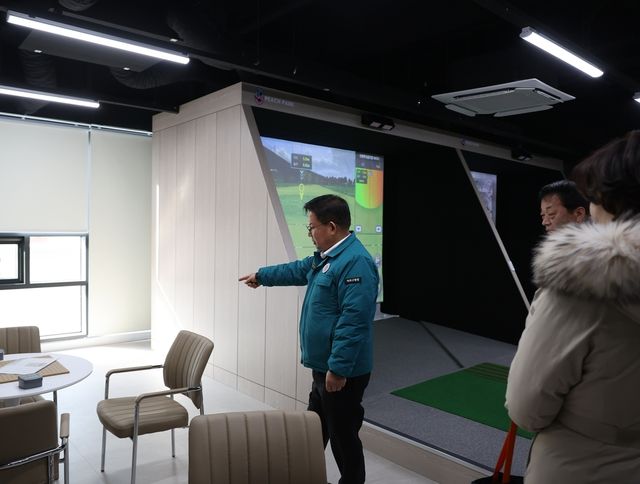 19일 '할카페' 조성현장을 둘러보는 박강수 마포구청장