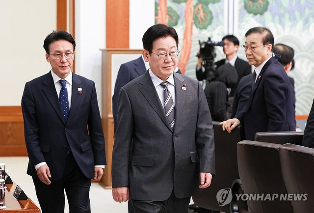 국무회의 입장하는 이재명 대통령
