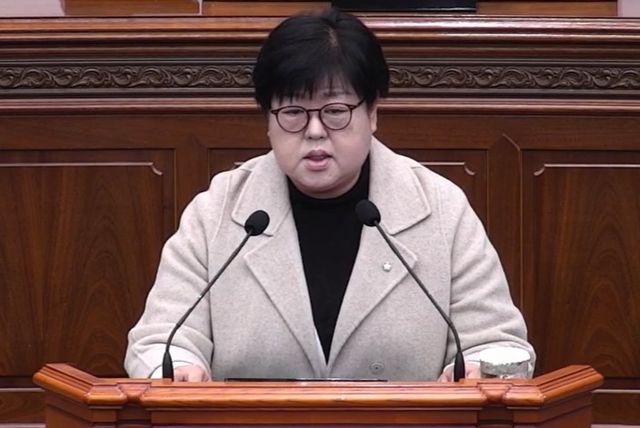 '창원대로'를 '박정희대로'로…5분 발언하는 김미나 의원