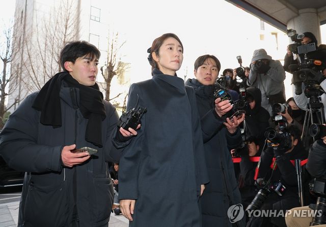 경찰 출석하는 강선우 의원