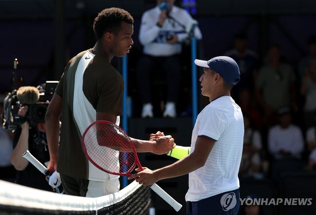 승리한 바에스(오른쪽)와 패한 페치 페리카르