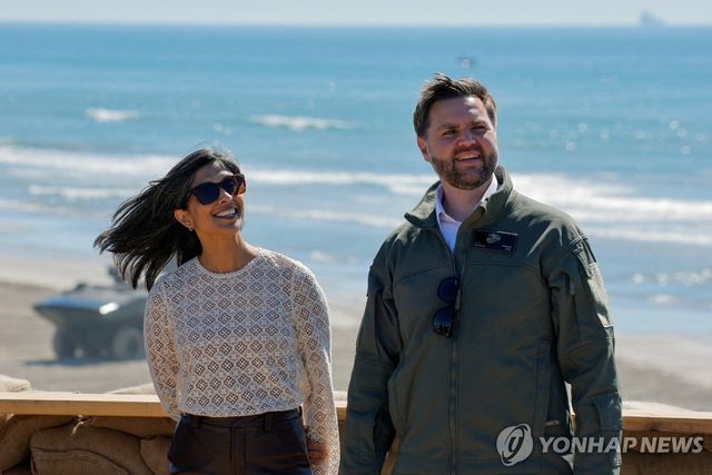 JD 밴스 미국 부통령(오른쪽)과 아내인 우샤 밴스 여사
