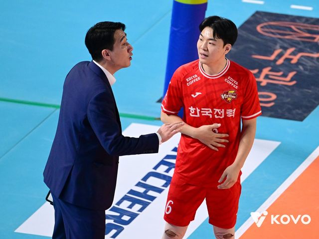 권영민 감독과 대화하는 한국전력의 세터 하승우(오른쪽)