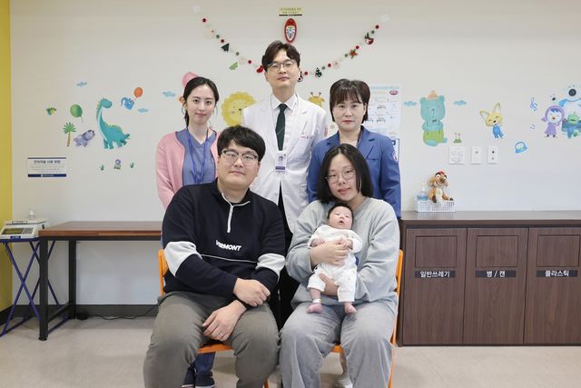 복강경 담도폐쇄증 수술 받은 아기 기념 촬영