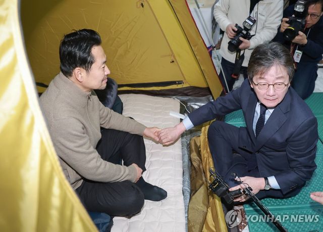 '단식 엿새째' 국민의힘 장동혁 대표 찾은 유승민 전 의원