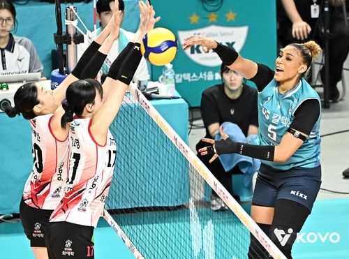 공격하는 GS칼텍스의 실바(오른쪽)