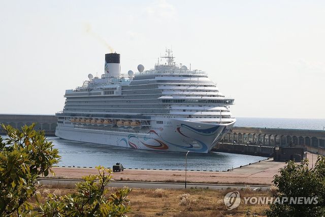 지난해 12월 2일 제주 강정항에 입항한 아도라 매직시티호