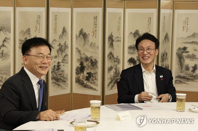 김민석 국무총리, 박상진 산은 회장과 경제현안 간담회