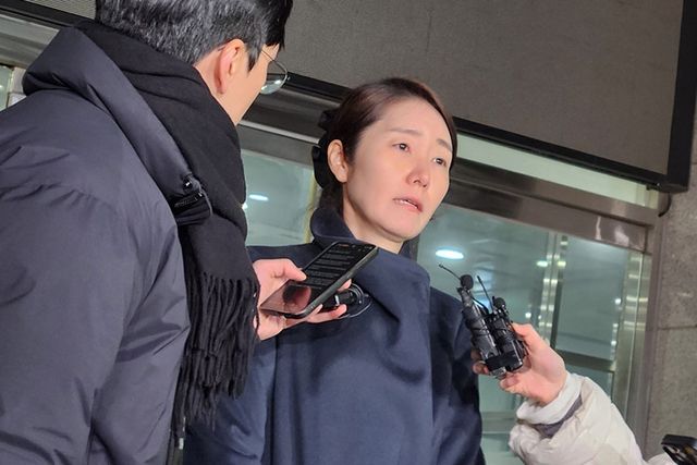 밤샘 조사 마친 무소속 강선우 의원