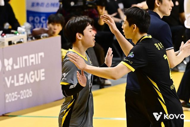 세터 황택의와 대화하는 KB손해보험의 이학진(왼쪽)