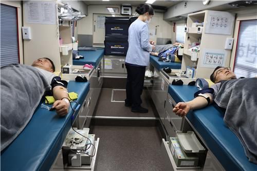 사랑의 헌혈에 참여한 동해해경청 직원들