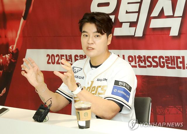 은퇴식 인터뷰하는 추신수 구단주 보좌역