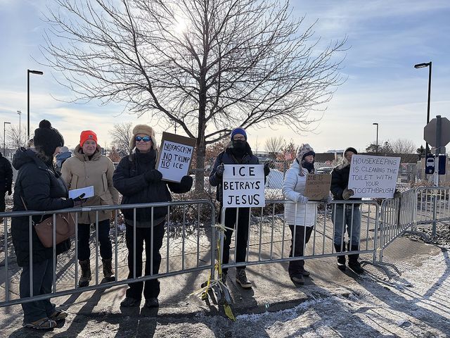 미네소타 연방건물 앞 시위대