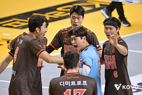 득점 후 기뻐하는 OK저축은행 선수들