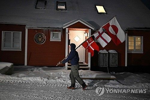 그린란드 누크의 미국 영사관 앞에서 깃발 들고 시위하는 그린란드인
