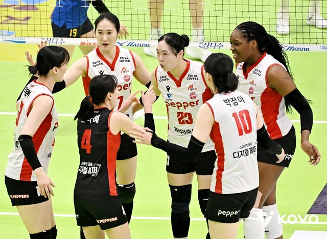 득점 후 기뻐하는 페퍼저축은행 선수들