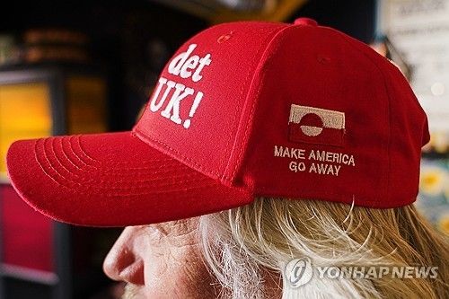 '미국 물러가라' 모자 