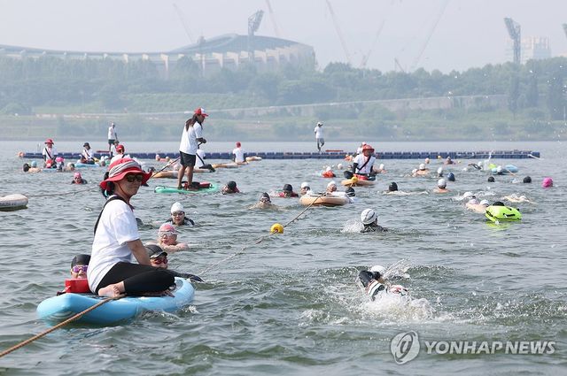 '한강 수영 중'
