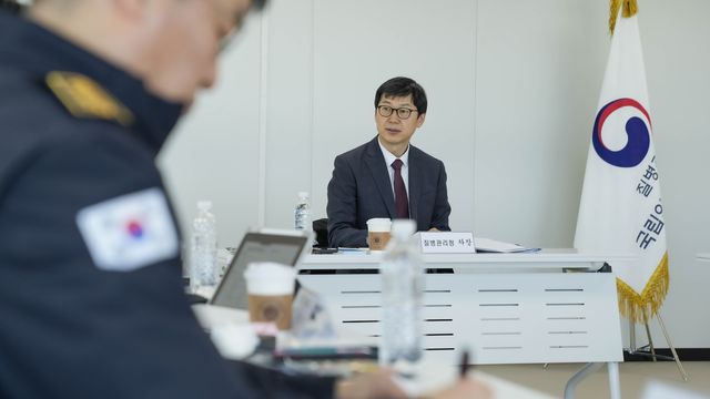 보고 받는 김기남 질병관리청 차장