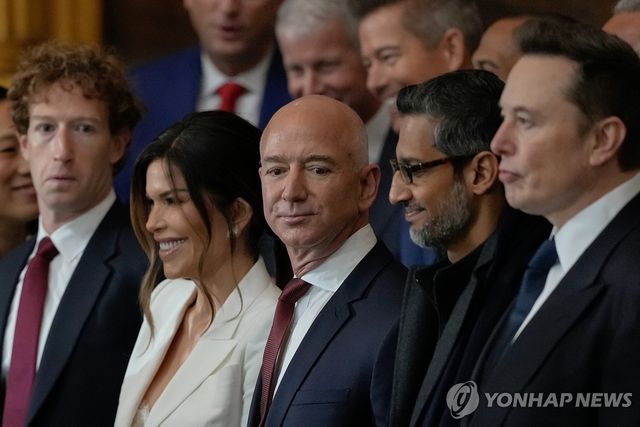 제프 베이조스 아마존 창업자(가운데)와 일론 머스크(오른쪽)