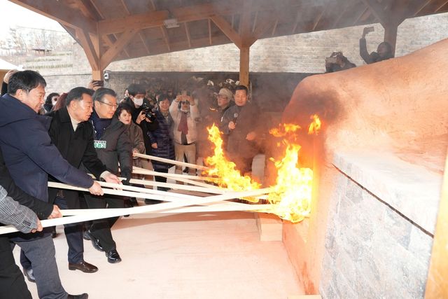 봉화산 옹기문화마당 준공식에서 전통가마에 불을 붙이는 모습
