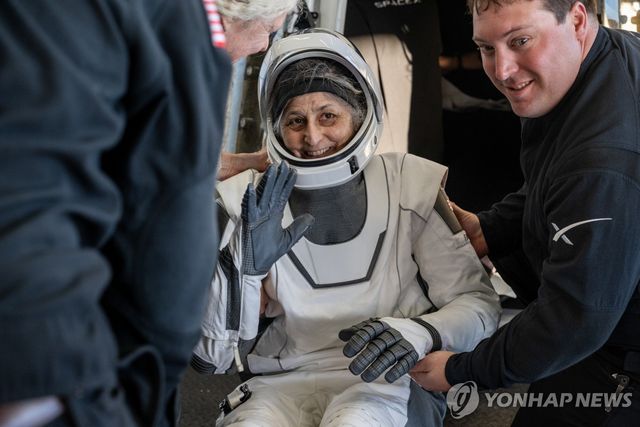 지난해 3월 18일 지구 귀환 당시 손 흔드는 수니 윌리엄스