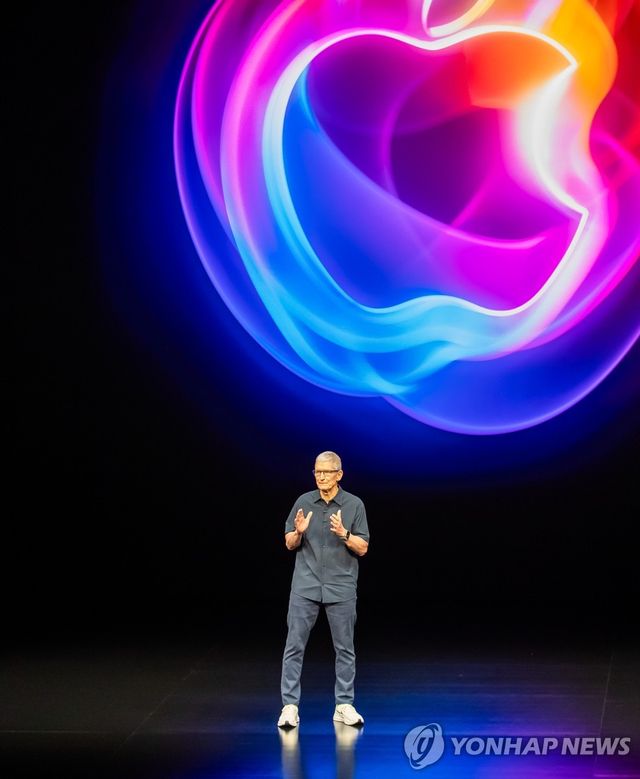 팀 쿡 애플 최고경영자(CEO)가 지난 2024년 9월 개최한 아이폰 출시 행사에서 인공지능(AI) 기능 '애플 인텔리전스'를 소개하고 있다. [신화=연합뉴스. 재판매 및 DB 금지]