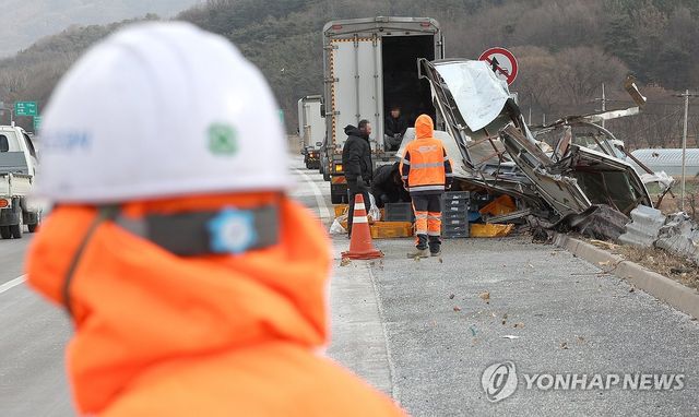 지난 10일 서산영덕고속도로 사고로 처참히 부서진 화물차