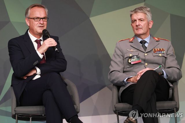 졸프랑크 독일 연방군 작전지휘사령관(오른쪽)