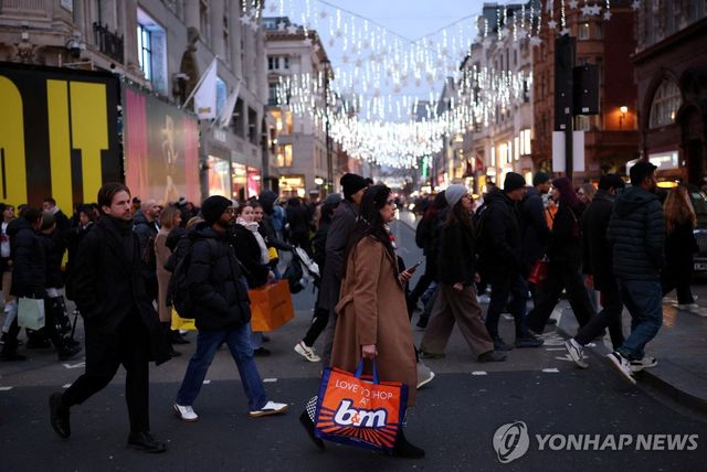 2025년 12월 런던 박싱데이 쇼핑객들