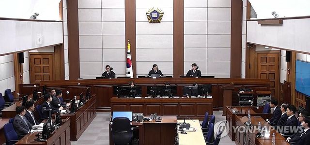 한덕수 '내란 중요임무 종사' 1심 징역 23년…법정구속