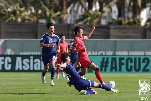 일본 선수의 태클 피하는 U-23 대표팀 백가온