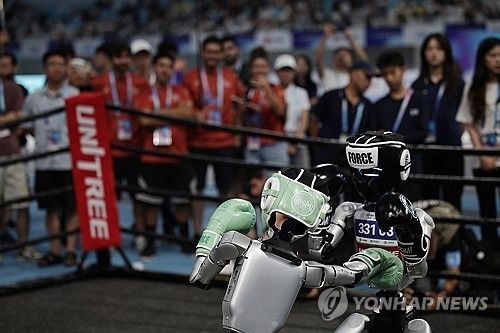 중국 베이징서 열린 휴머노이드 로봇 운동회의 권투 경기